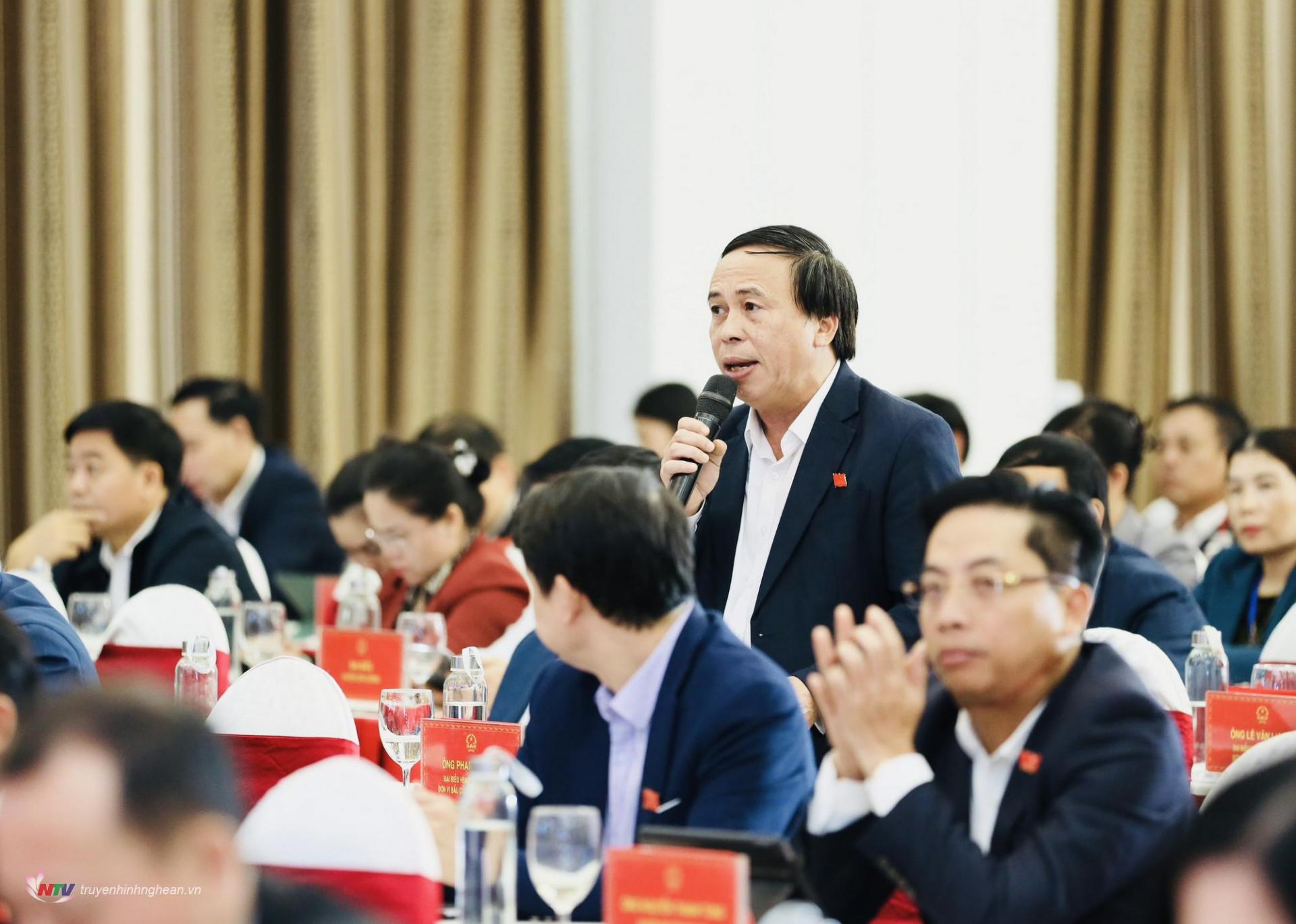 Giám đốc Sở Công thương Phạm Văn Hoá phát biểu tại phiên chất vấn.