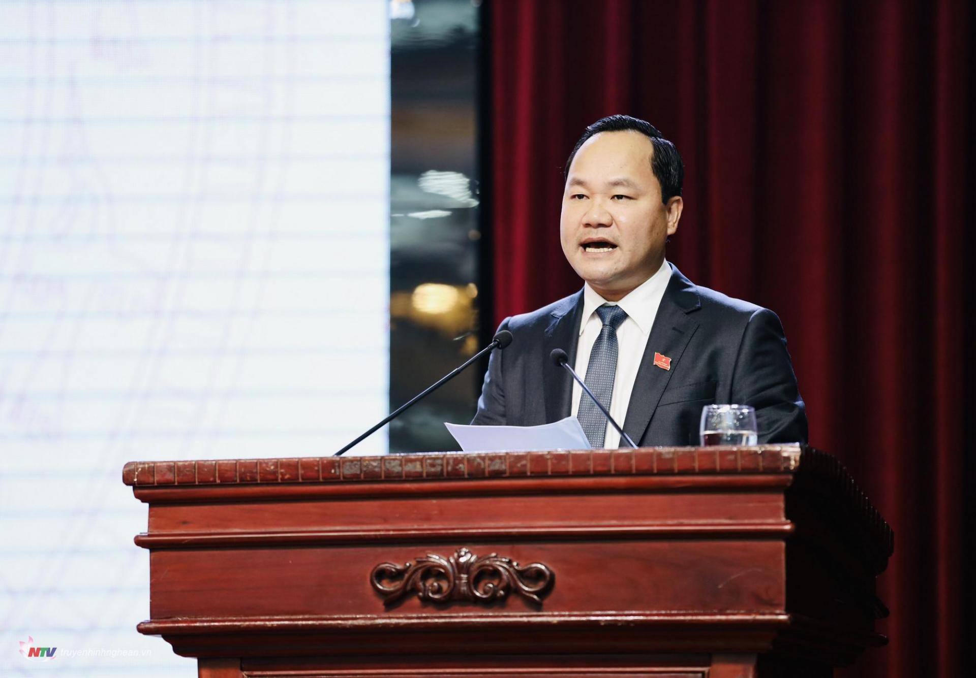 Giám đốc Sở Tài nguyên - Môi trường Hoàng Quốc Việt báo cáo tại kỳ họp.