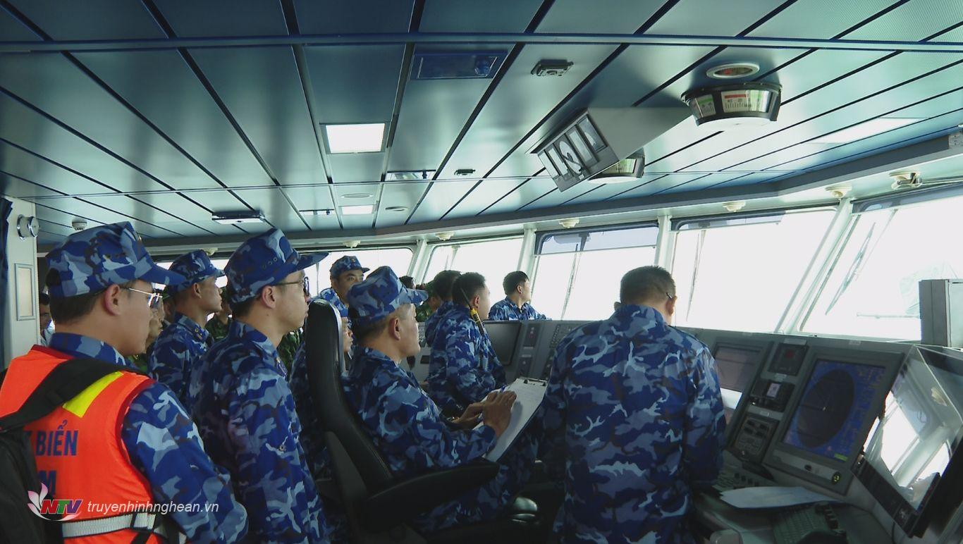 Chỉ huy Kỳ hạm 8004 cua CS biển Việt Nam đang chỉ huy cuộc tuần tra chung.