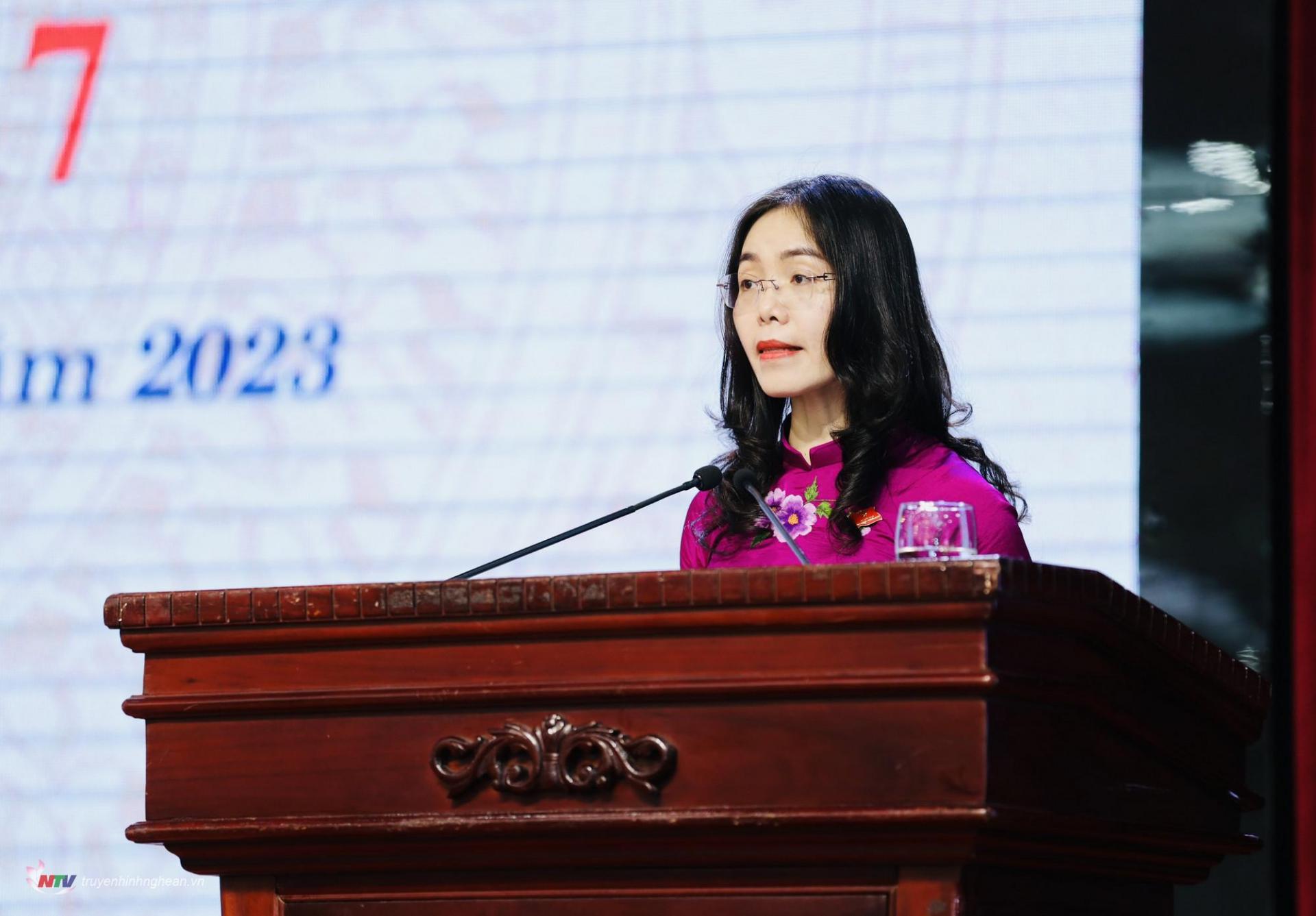 Bà Nguyễn Thị Anh Hoa, Thư ký kỳ họp trình bày dự thảo Nghị quyết.