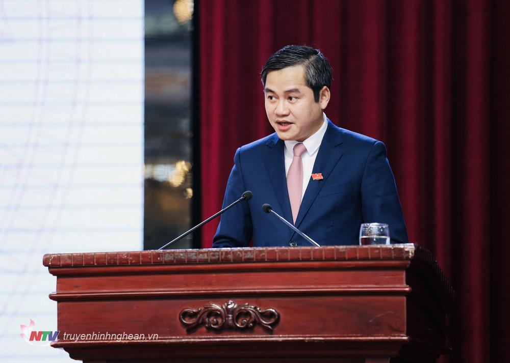 Ông Nguyễn Hữu An - Chủ tịch UBND thị xã Hoàng Mai đại diện báo cáo tổng hợp ý kiến thảo luận tổ 1.