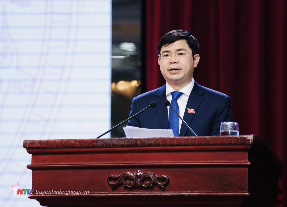 Ông Trình Văn Nhã - Chủ tịch UBND huyện Thanh Chương đại diện báo cáo tổng hợp ý kiến thảo luận tổ 3.