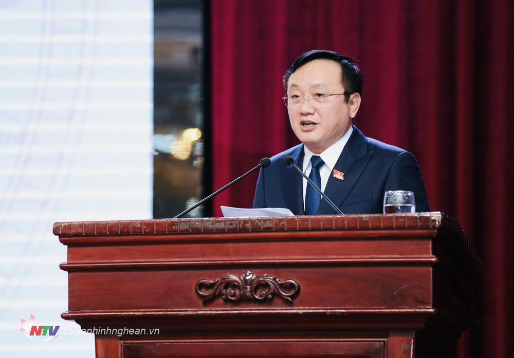 Ông Nguyễn Hồng Sơn - Chủ tịch UBND huyện Nam Đàn đại diện báo cáo tổng hợp ý kiến thảo luận tổ 2