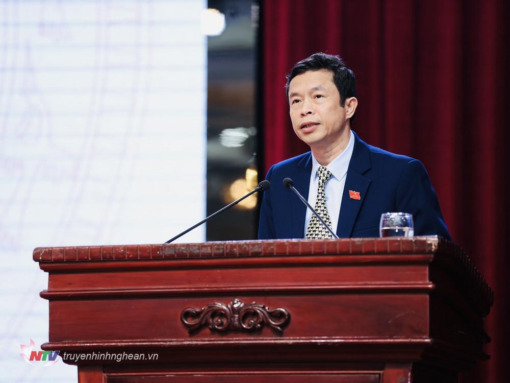 Ông Vương Quang Minh - Hiệu trưởng Trường Chính trị tỉnh đại diện báo cáo tổng hợp ý kiến thảo luận tổ 4.