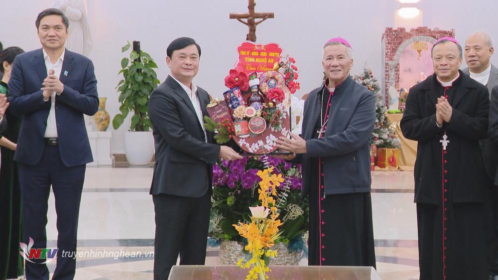 Lãnh đạo tỉnh Nghệ An tặng quà chúc mừng Toà Giám mục Vinh