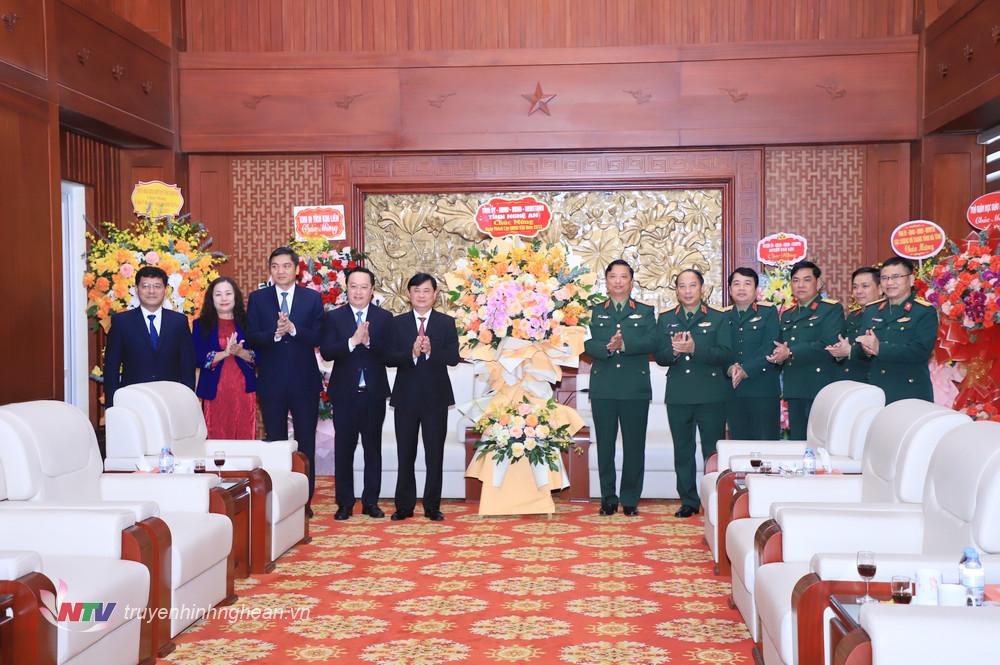 Các đồng chí lãnh đạo tỉnh tặng hoa chúc mừng Đảng ủy, Bộ Tư lệnh Quân khu 4. 