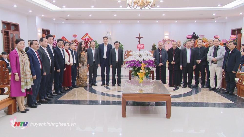 Lãnh đạo tỉnh Nghệ An tặng hoa chúc mừng Tòa Giám mục Giáo phận Vinh nhân dịp lễ Noel 2024.