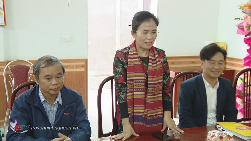 Đồng chí Võ Thị Minh Sinh đại diện đoàn công tác của tỉnh gửi lời chúc đến các nữ tu tại Dòng Mến Thánh Giá Vinh. 