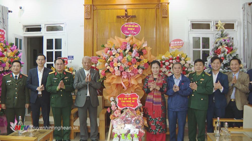 Đoàn công tác của tỉnh Nghệ An chúc mừng Giáng sinh các linh mục, Hội đồng mục vụ và bà con giáo dân tại hạt Xã Đoài. 