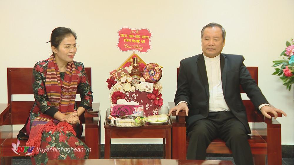 Chủ tịch UBMTTQ tỉnh Võ Thị Minh Sinh phát biểu chúc mừng.