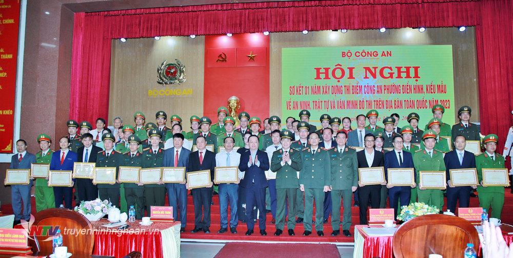 Các đồng chí lãnh đạo Bộ Công an và tỉnh Nghệ An chụp ảnh lưu niệm cùng đại diện các tập thể và cá nhân được nhận Bằng khen. 