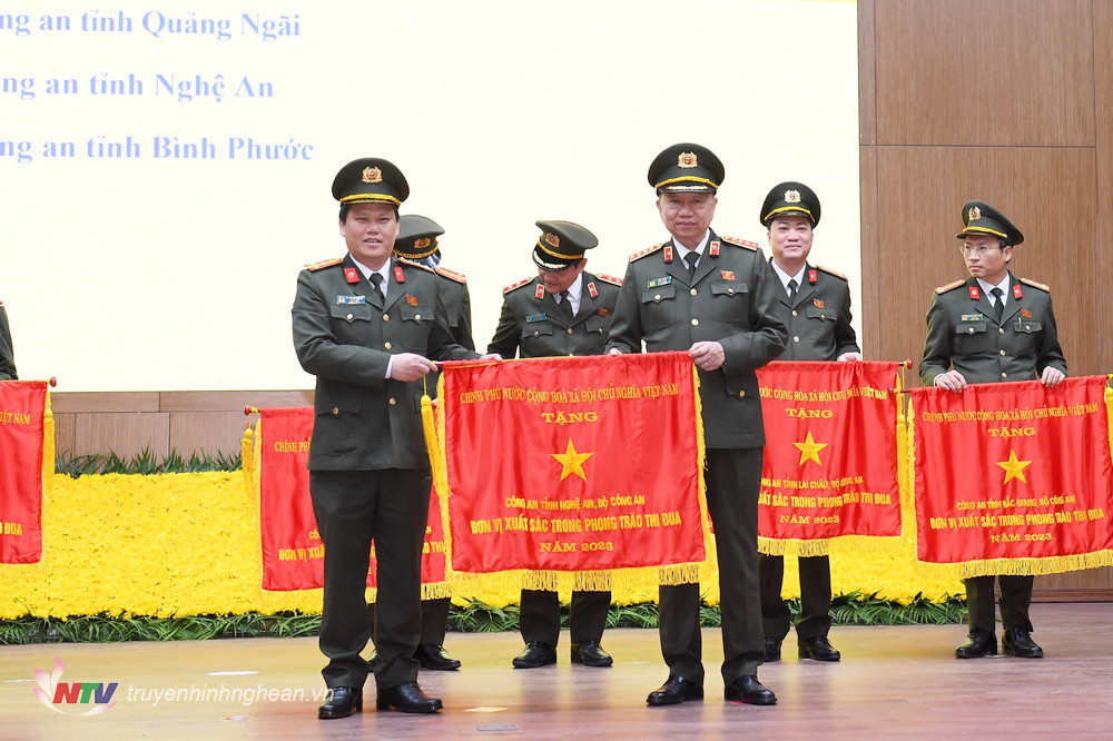 Đại tá Bùi Quang Thanh, Giám đốc Công an tỉnh Nghệ An nhận Cờ thi đua của Chính phủ trao tặng lực lượng Công an tỉnh Nghệ An là “Đơn vị xuất sắc trong phong trào thi đua năm 2023”