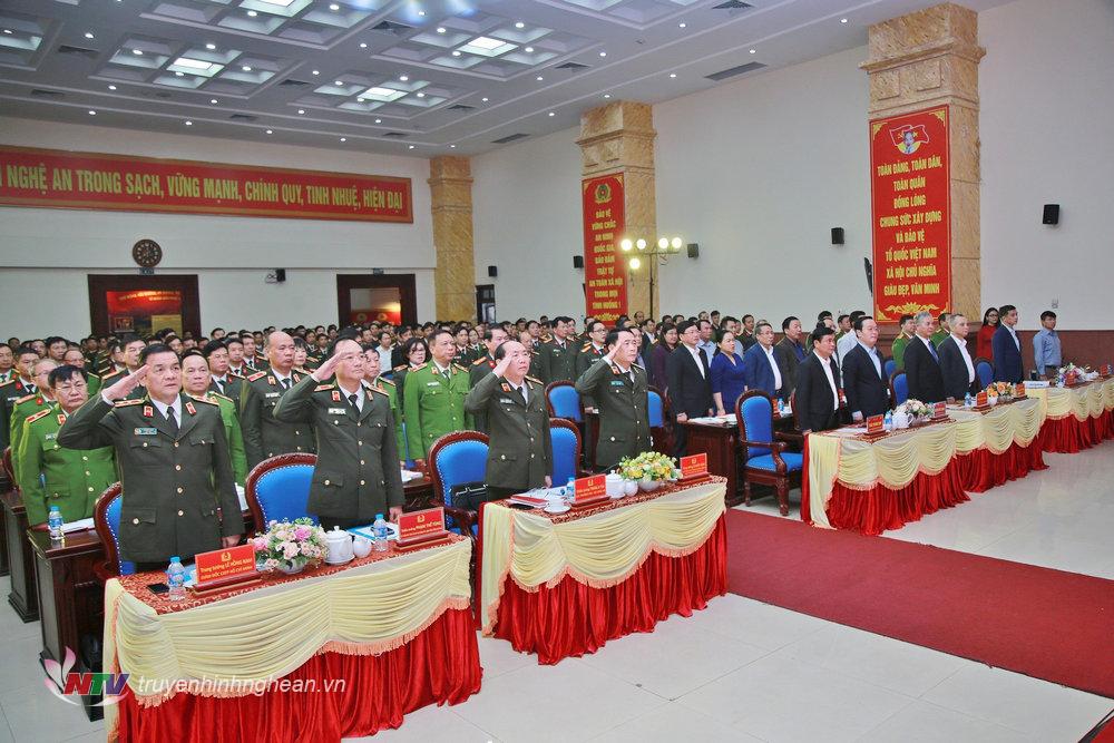 Các đồng chí lãnh đạo Bộ Công an, tỉnh Nghệ An và các đại biểu dự hội nghị.
