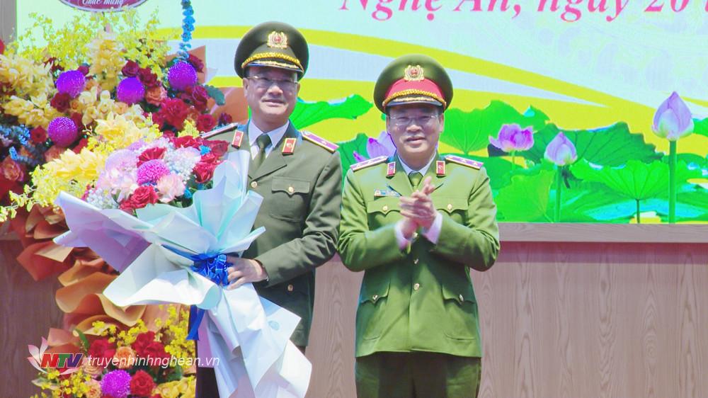 Trung tướng Nguyễn Văn Long - Thứ trưởng Bộ Công an tặng hoa chúc mừng Thiếu tướng Phạm Thế Tùng được Bộ trưởng Bộ Công an điều động giữ chức vụ Cục trưởng Cục An ninh chính trị nội bộ.