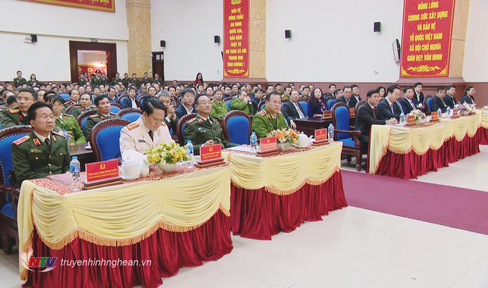 Các đồng chí lãnh đạo Bộ Công an, tỉnh Nghệ An, Đắk Nông, Quảng Bình và các đại biểu dự Lễ công bố quyết định. 