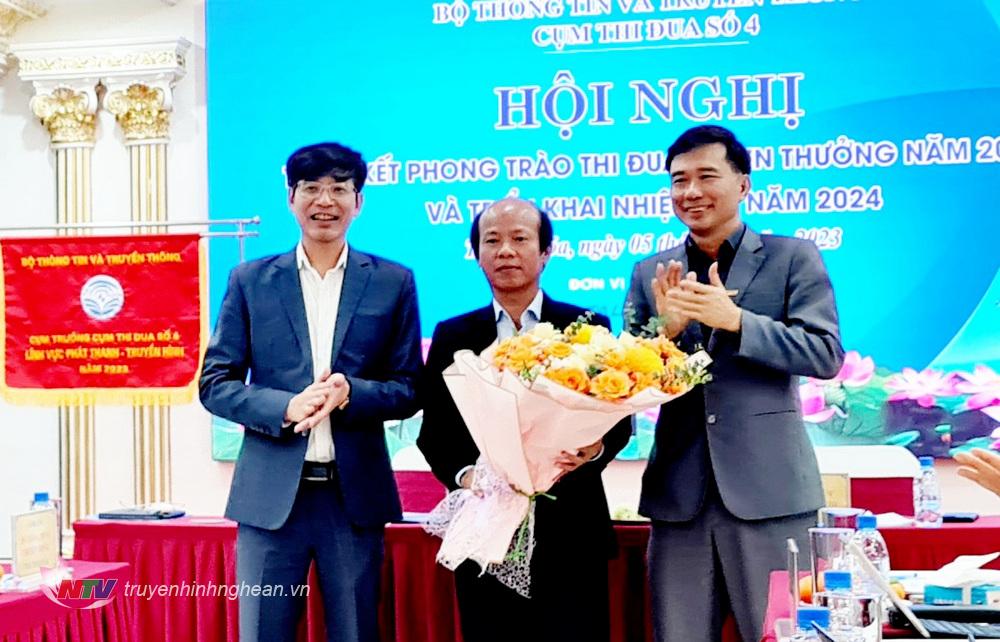 Giám đốc Đài PT-TH Quảng Trị nhận hoa chúc mừng đơn vị là cụm trưởng năm 2024