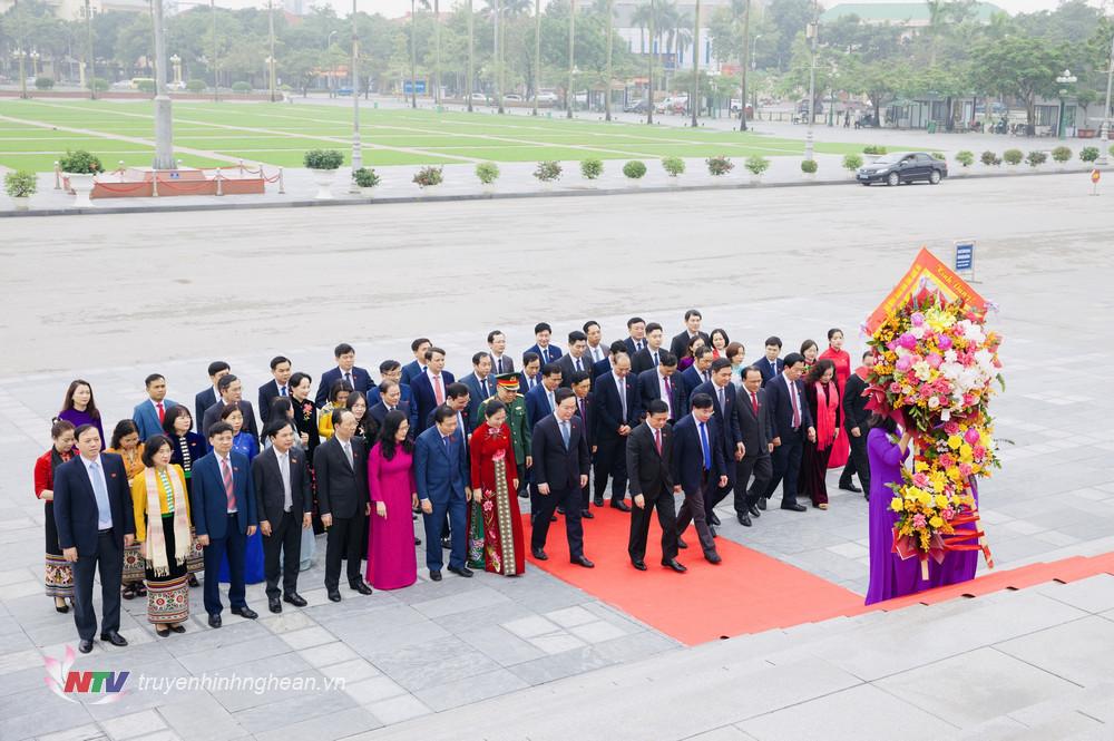 Lãnh đạo tỉnh và đại biểu HĐND tỉnh dâng hoa Chủ tịch Hồ Chí Minh tại Quảng trường mang tên Người.