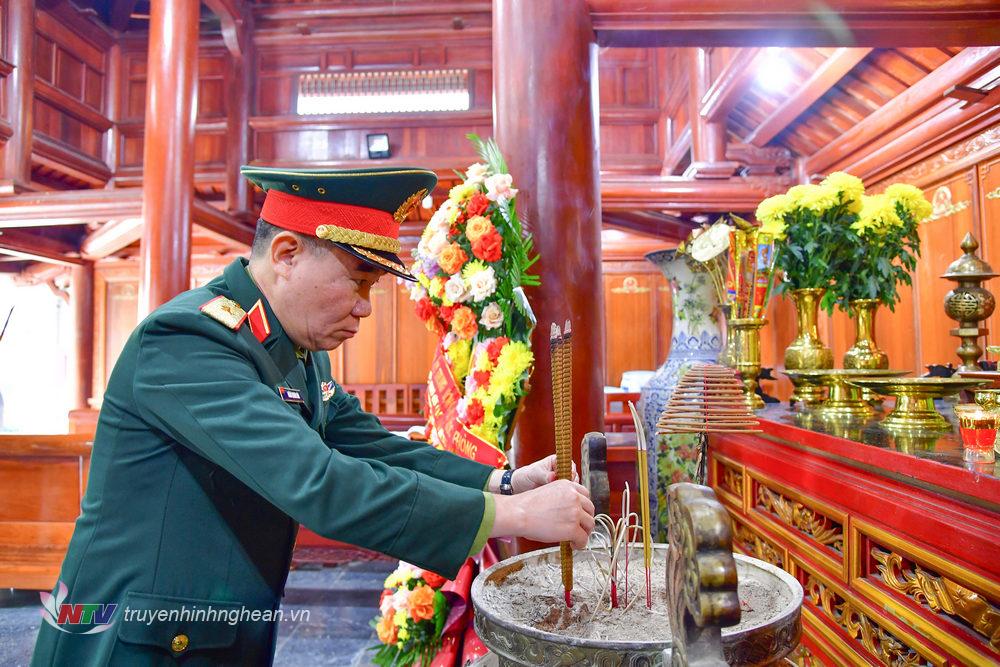 Thiếu tướng Đoàn Quang Hòa, Cục trưởng Cục Chính sách, Bộ Quốc phòng dâng hương tưởng nhớ anh linh Chủ tịch Hồ Chí Minh. 