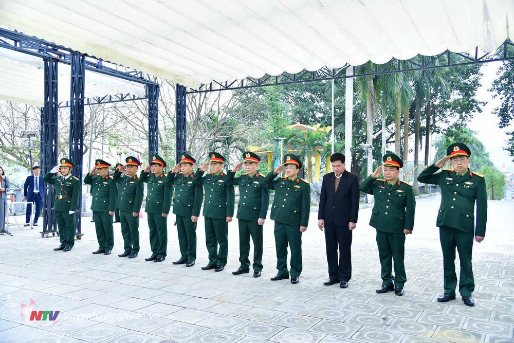 Đoàn công tác Quân ủy Trung ương, Bộ Quốc phòng và các đại biểu dâng hoa, dâng hương tưởng niệm các liệt sĩ tại Nghĩa trang liệt sĩ Quốc tế Việt – Lào.  