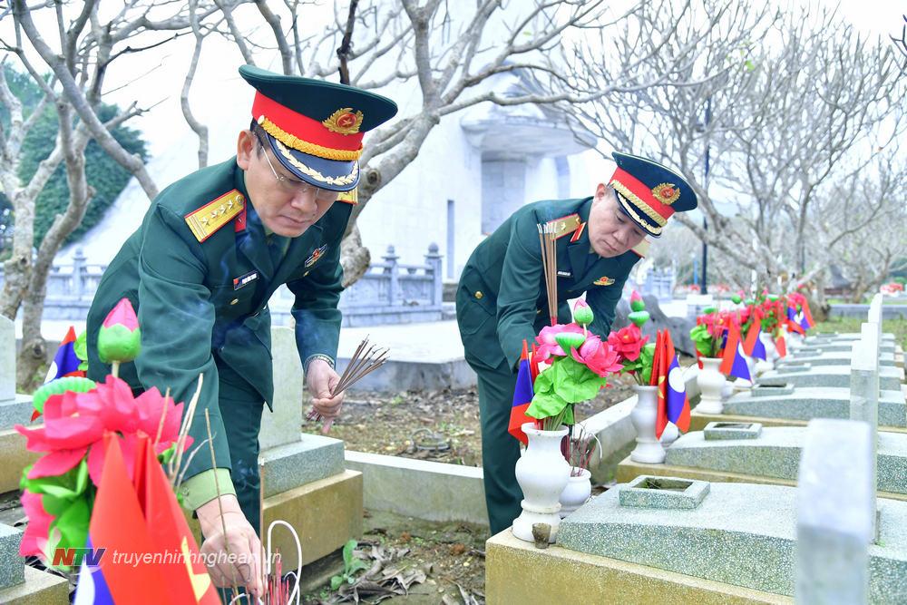 Thiếu tướng Đoàn Quang Hòa, Cục trưởng Cục Chính sách, Bộ Quốc Phòng cùng Các đại biểu thắp hương các phần mộ liệt sĩ. 