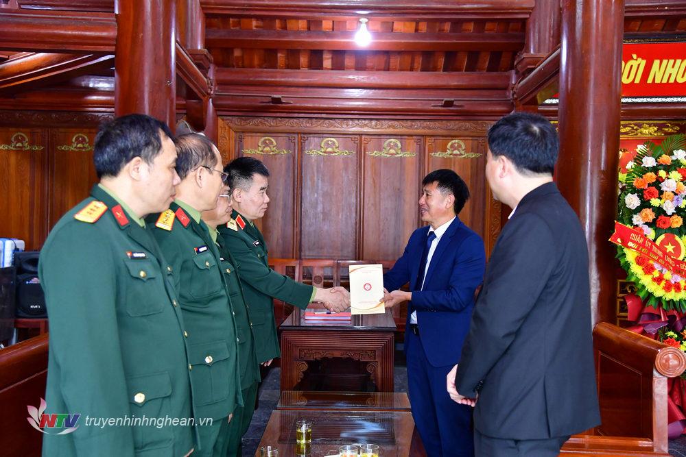 Đoàn công tác Quân ủy Trung ương, Bộ Quốc phòng trao quà Ban Quản lý nghĩa trang liệt sĩ Quốc tế Việt – Lào.  