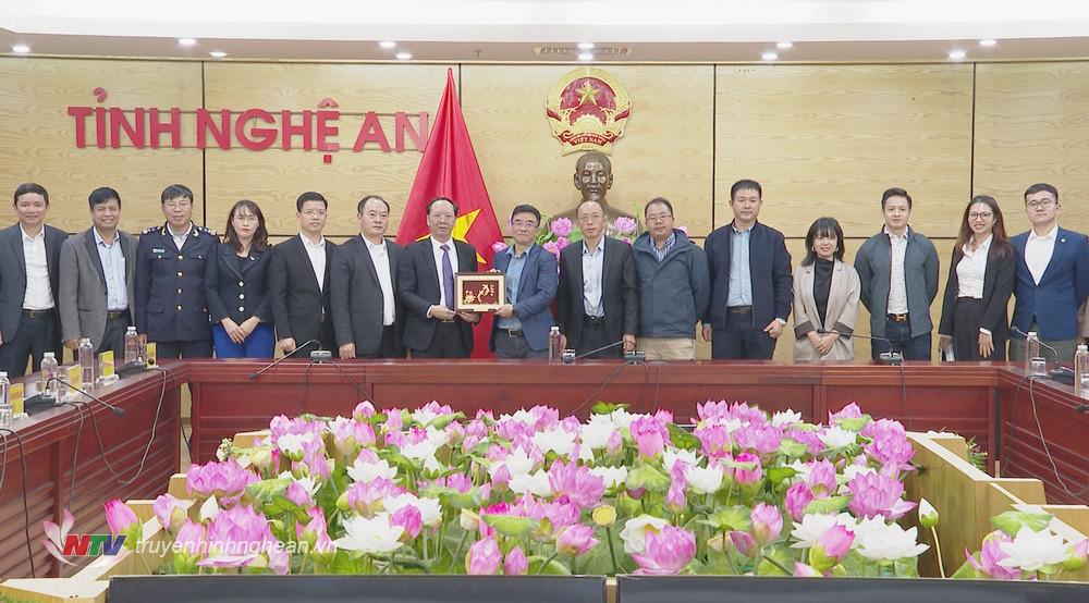 Phó Chủ tịch UBND tỉnh Bùi Thanh An trao món quà lưu niệm cho đoàn công tác Công ty TNHH Công nghệ Qtech