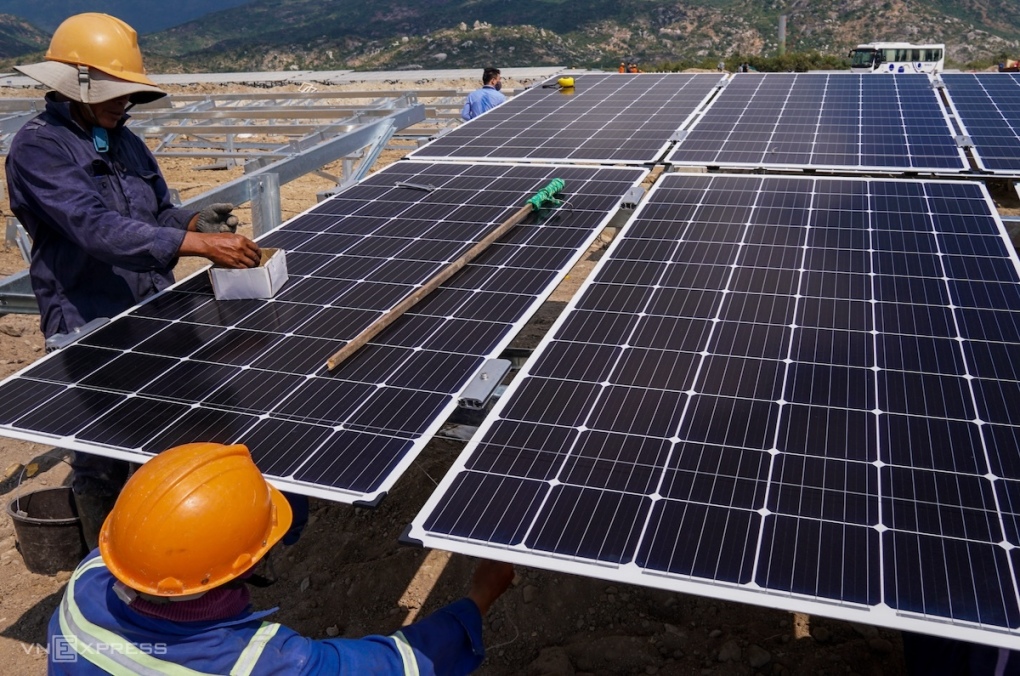 Công nhân lắp đặt các tấm pin điện mặt trời tại một dự án ở Ninh Thuận, tháng 2/2019. 
