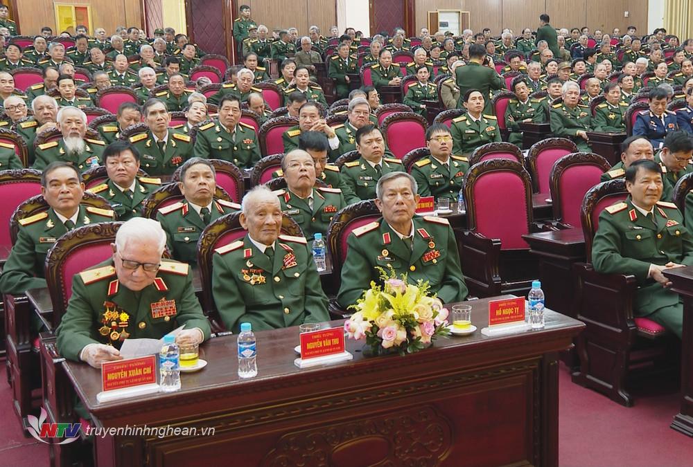 Các cán bộ cao cấp quân đội đã nghỉ hưu, nghỉ công tác dự buổi gặp mặt.
