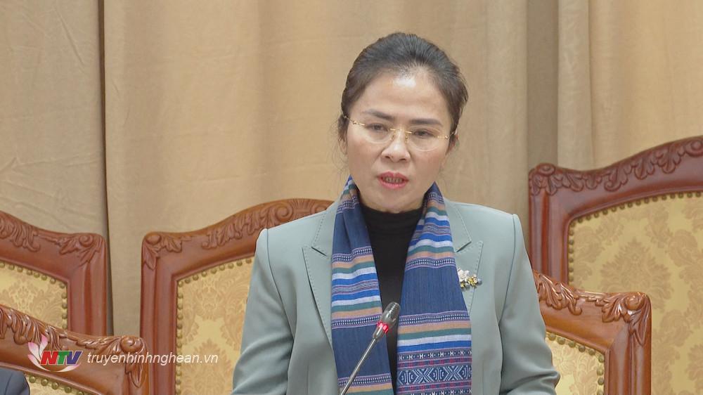 Chủ tịch Uỷ ban MTTQ tỉnh Võ Thị Minh Sinh phát biểu tại buổi làm việc.