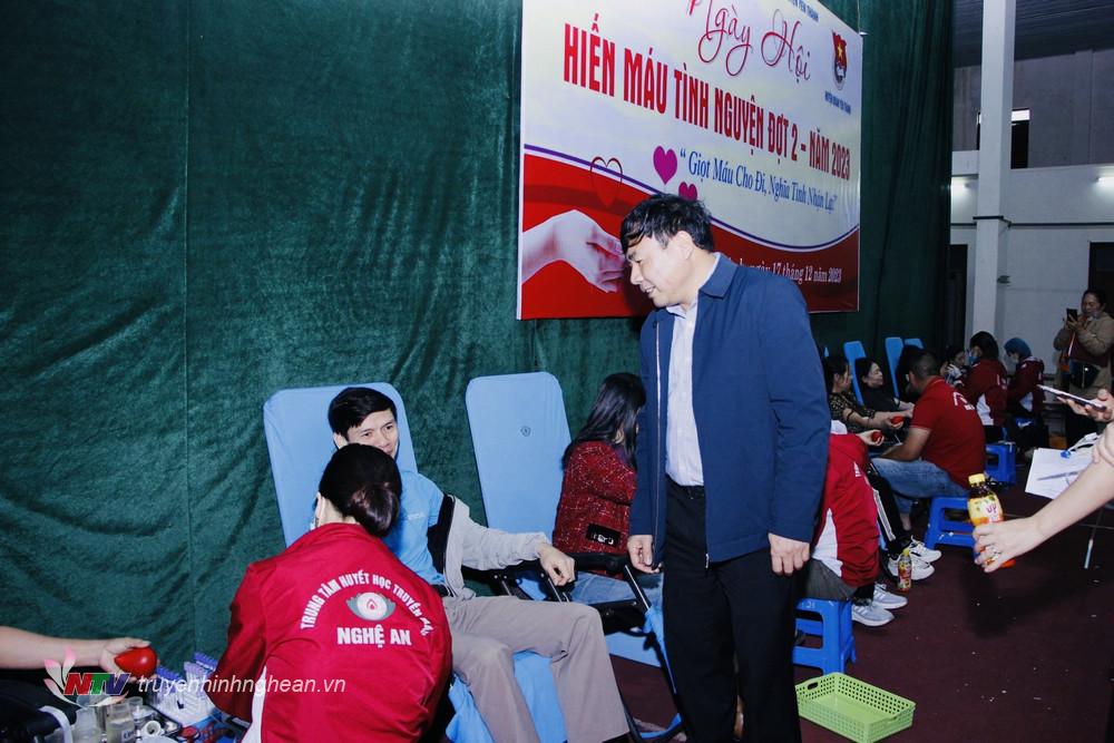 Lãnh đạo huyện đến động viên các tình nguyện viên tham gia hiến máu.