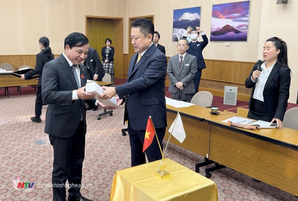 Chủ tịch Hội đồng tỉnh Shizuoka tặng quà lưu niệm cho đoàn công tác HĐND tỉnh Nghệ An