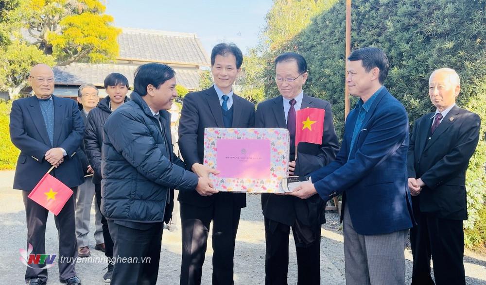 Phó Chủ tịch HĐND tỉnh Nguyễn Như Khôi tặng quà cho Hội hữu nghị Fukuroi- Việt Nam
