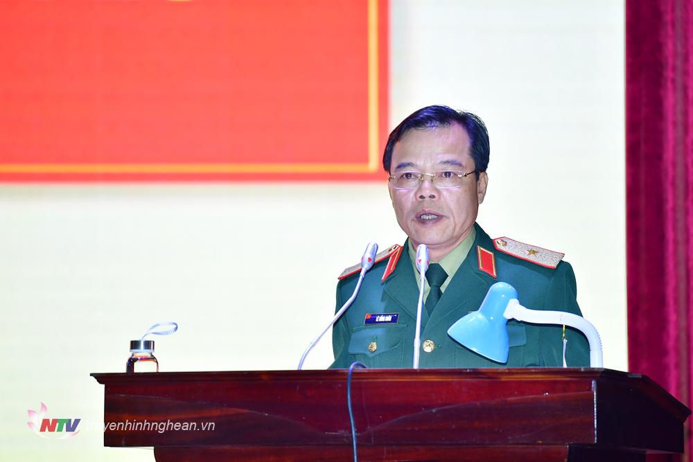Thiếu tướng Lê Hồng Nhân - Phó Tư lệnh Quân khu 4 phát biểu chỉ đạo tại hội nghị. 