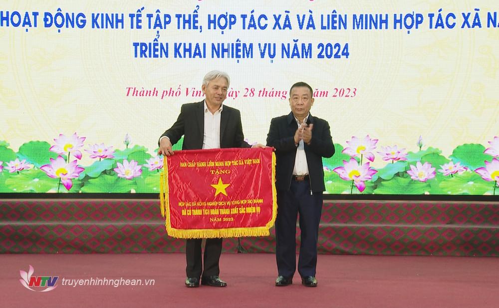 Phó Chủ tịch UBND tỉnh Nguyễn Văn Đệ trao cờ thi đua của Ban chấp hành Liên minh HTX Việt Nam cho 1 tập thể.