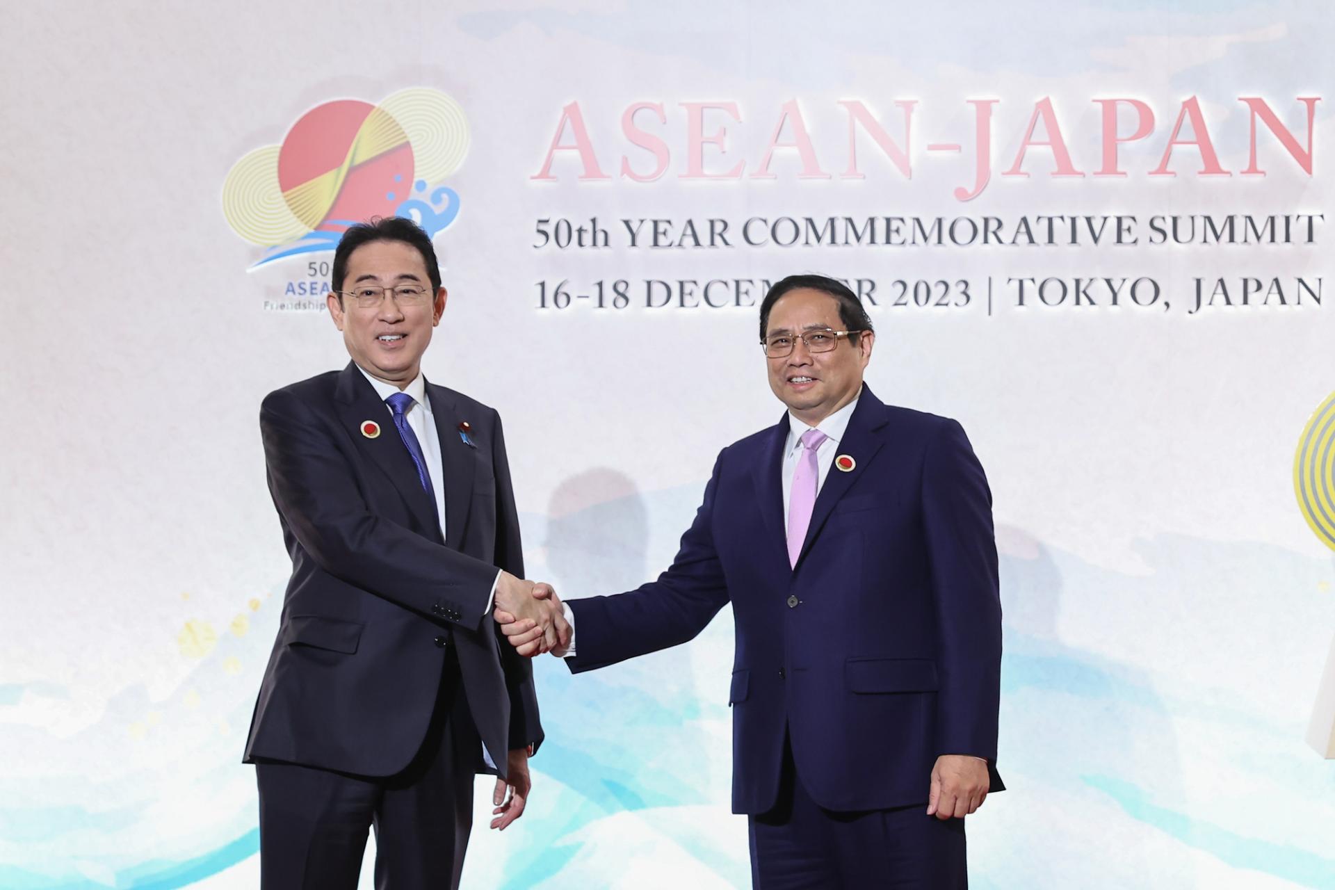 Thủ tướng Nhật Bản Kishida Fumio đón Thủ tướng Phạm Minh Chính dự lễ khai mạc Hội nghị cấp cao kỷ niệm 50 năm quan hệ ASEAN-Nhật Bản.