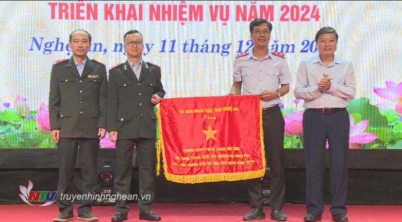 Phó Chủ tịch Thường trực UBND tỉnh Lê Hồng Vinh trao cờ thi đua của UBND cho tập thể ngành Thanh tra