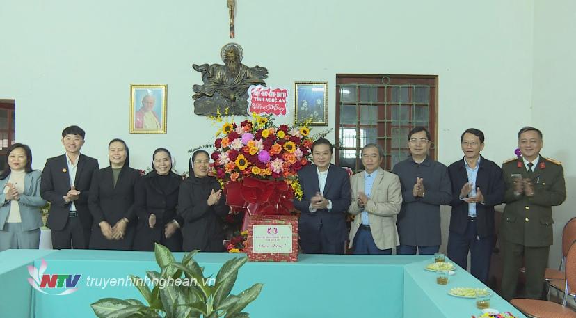 Phó Chủ tịch Thường trực UBND tỉnh Lê Hồng Vinh và đoàn công tác tặng hoa chúc mừng Trường mầm non Lâm Bích