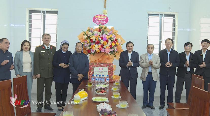 Phó Chủ tịch Thường trực UBND tỉnh Lê Hồng Vinh và đoàn công tác tặng hoa chúc mừng Trường mầm non Lâm Bích