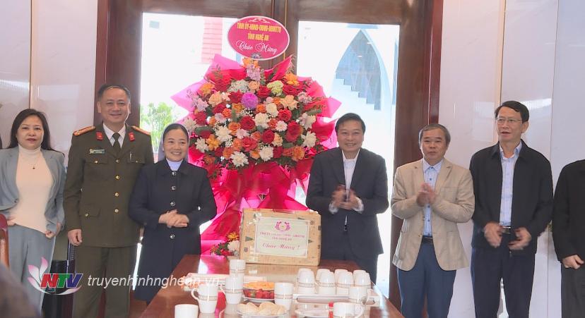 Phó Chủ tịch Thường trực UBND tỉnh Lê Hồng Vinh và đoàn công tác tặng hoa chúc mừng Dòng tu Thừa sai Bác ái Vinh