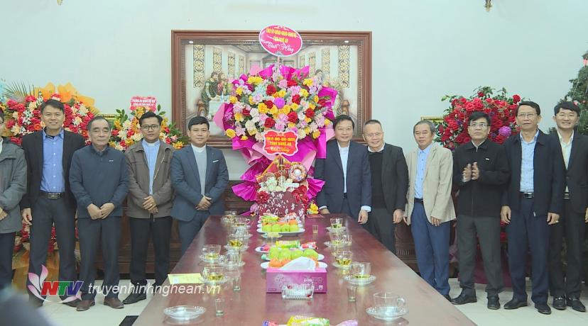 Phó Chủ tịch Thường trực UBND tỉnh Lê Hồng Vinh và đoàn công tác tặng hoa chúc mừng Đền Thánh An Tôn và Giáo xứ Trại Gáo