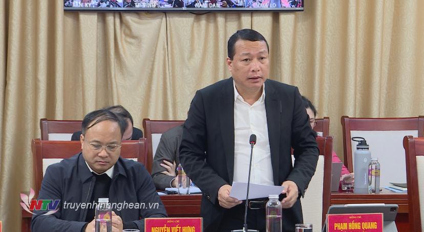 Giám đốc Sở Kế hoạch - Đầu tư Phạm Hồng Quang trình bày báo cáo kinh tế - xã hội tháng 12 và năm 2023.