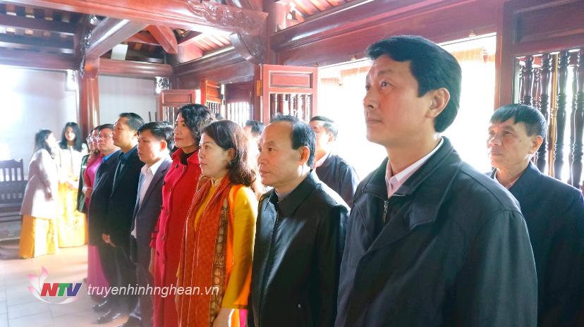 Đại diện các Sở, ngành, địa phương, đại diện gia tộc và con cháu dòng họ Phan  tại lễ dâng hoa, dâng hương kỷ niệm  156 năm ngày sinh nhà chí sỹ yêu nước Phan Bội Châu.