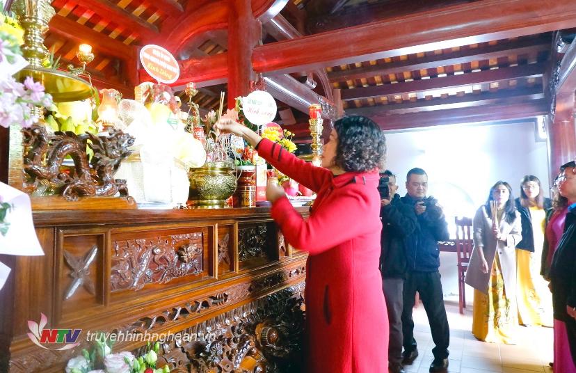Lãnh đạo huyện Nam Đàm dâng hương lên bàn thờ cụ Phan Bội Châu