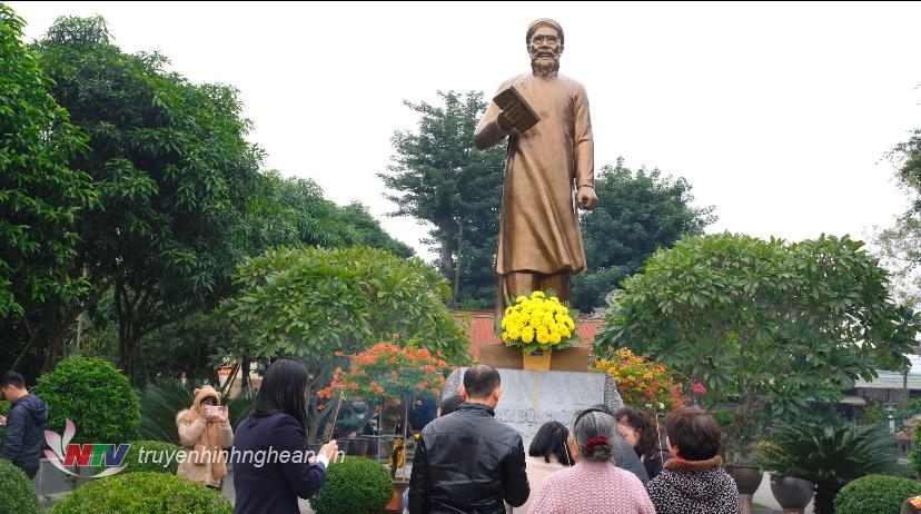 Người dân đến dâng hương nhân kỷ niệm 156 năm ngày sinh nhà chí sỹ yêu nước Phan Bội Châu