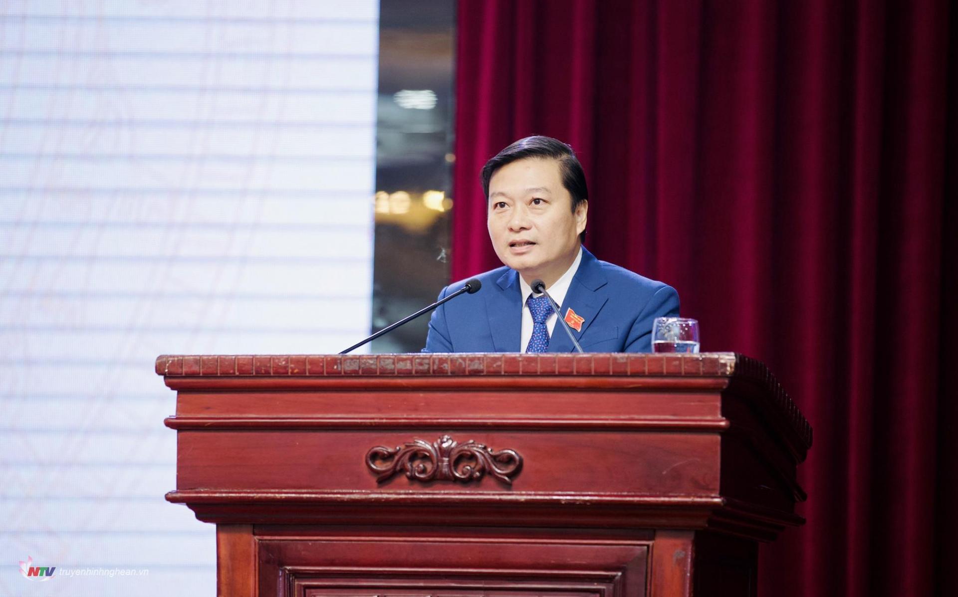 Đồng chí Lê Hồng Vinh, Ủy viên BTV Tỉnh ủy, Phó Chủ tịch thường trực UBND tỉnh báo cáo tóm tắt các tờ trình, dự thảo Nghị quyết do UBND tỉnh trình Kỳ họp.