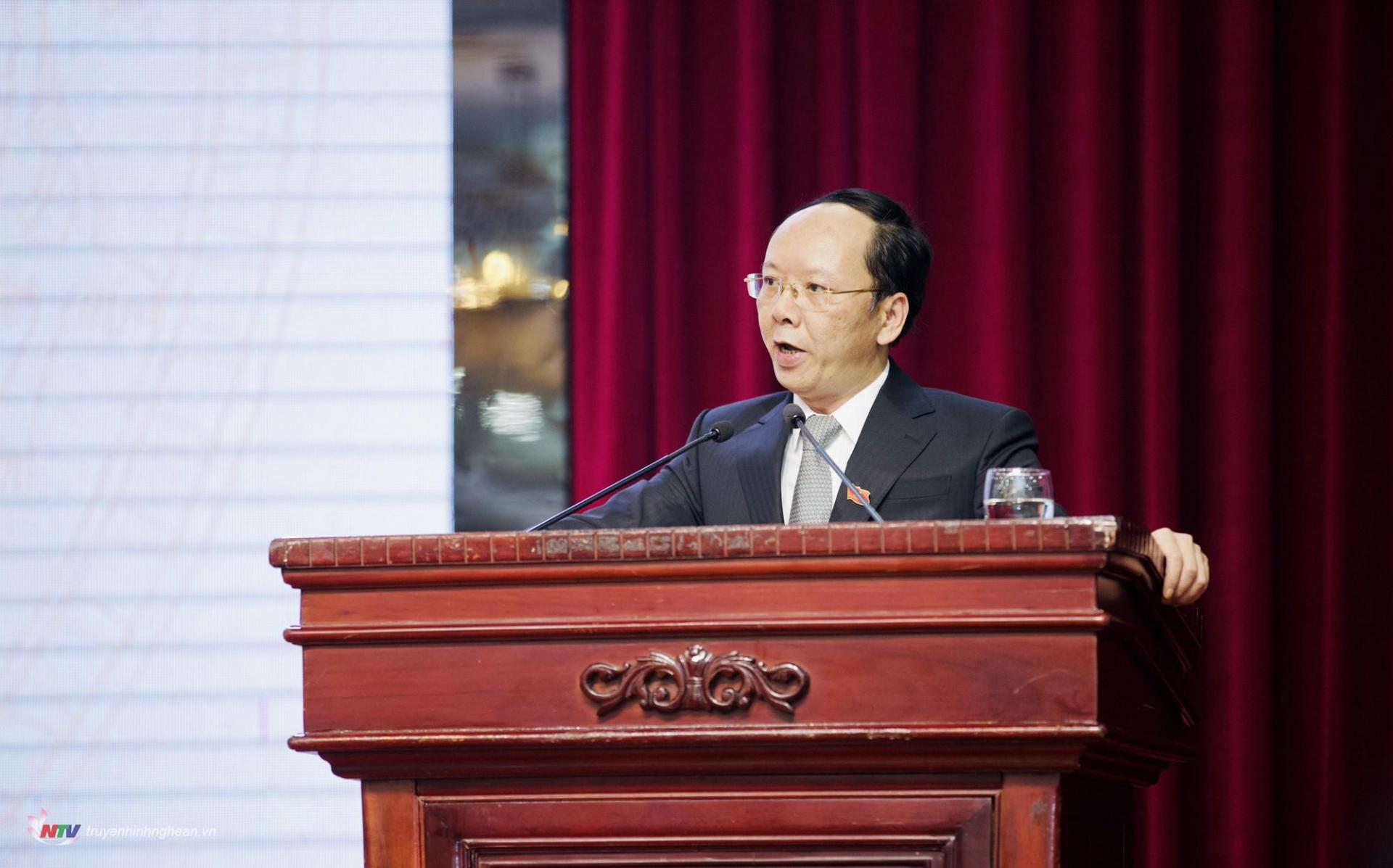 Đồng chí Bùi Thanh An - Uỷ viên BTV Tỉnh uỷ, Phó Chủ tịch UBND tỉnh trình bày báo cáo tóm tắt về tình hình kinh tế - xã hội năm 2023, nhiệm vụ năm 2024. 