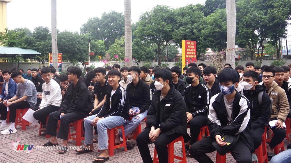 Hơn 600 thanh niên tham gia khám tuyển nghĩa vụ quân sự tại huyện Anh Sơn.