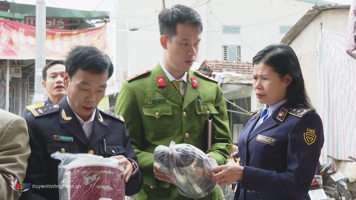 Kiểm tra hàng hóa tại chợ thị trấn Thạch Giám, huyện Tương Dương.