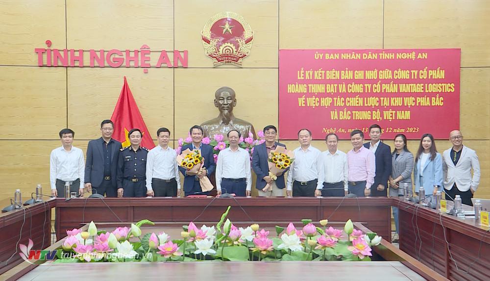 Lãnh đạo tỉnh Nghệ An cùng lãnh đạo các doanh nghiệp chụp ảnh lưu niệm.