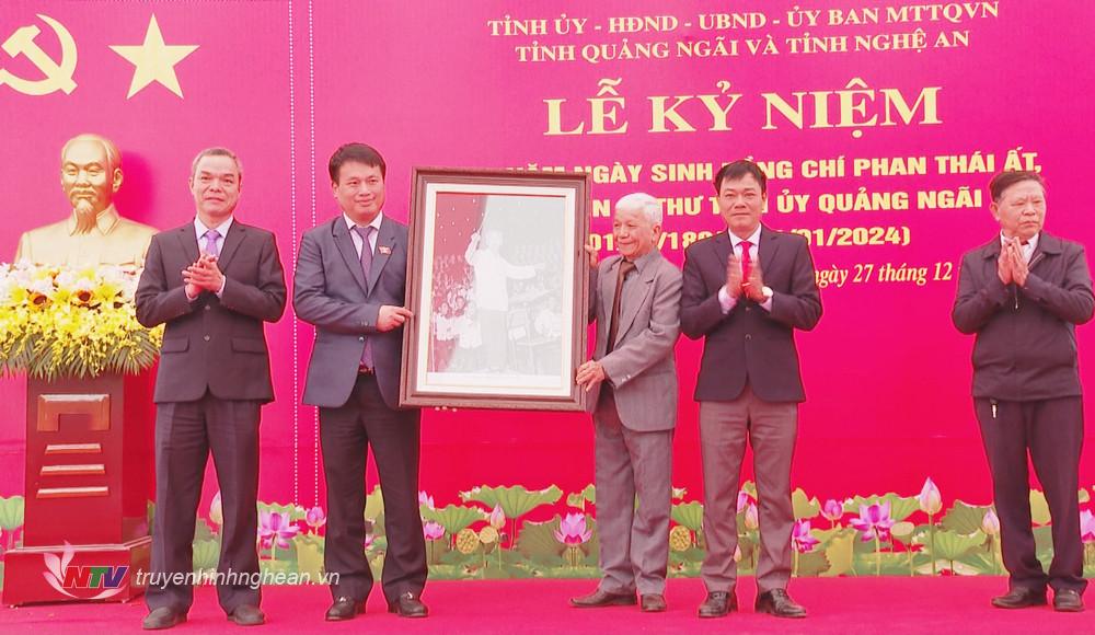 Đồng chí Đặng Ngọc Huy - Phó Bí Thư Thường trực Tỉnh ủy, Trưởng đoàn Đại biểu Quốc hội tỉnh Quảng Ngãi trao tặng dòng tộc họ Phan bức tranh về Bác Hồ.